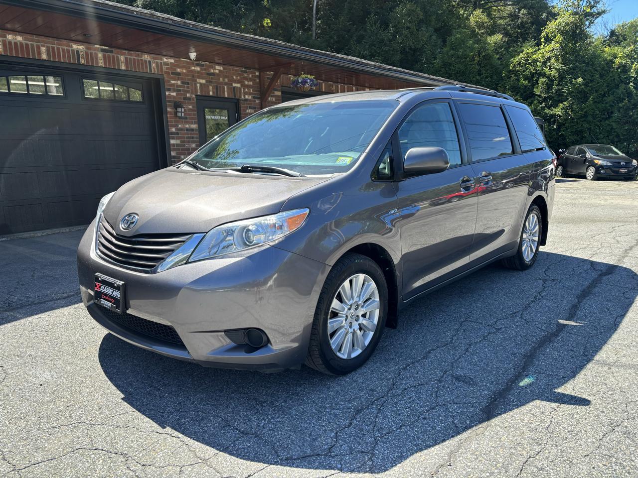 Toyota Sienna LE 7-Passenger AWD 2017