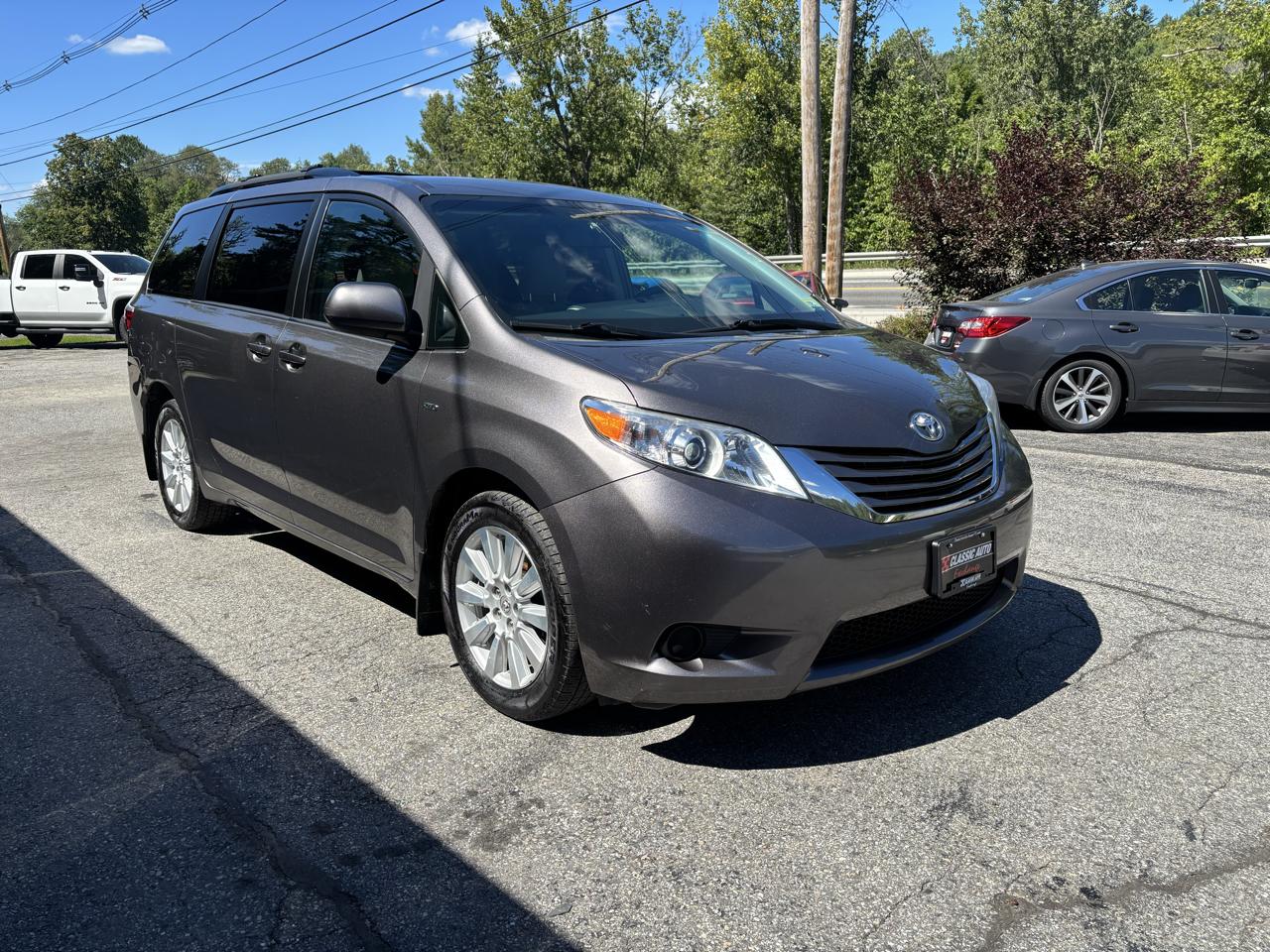 Toyota Sienna LE 7-Passenger AWD 2017