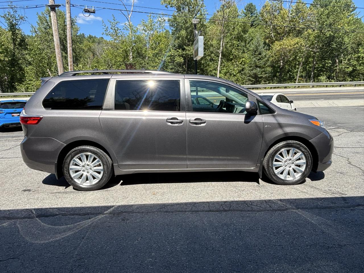 Toyota Sienna LE 7-Passenger AWD 2017