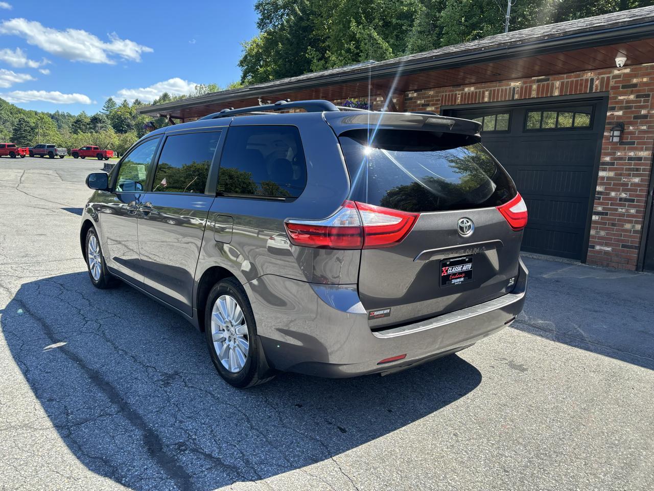 Toyota Sienna LE 7-Passenger AWD 2017