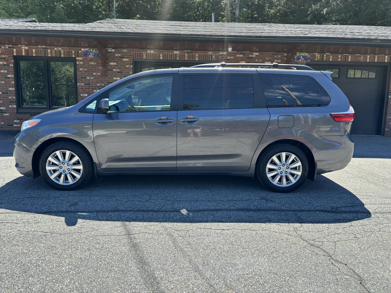 Toyota Sienna LE 7-Passenger AWD 2017
