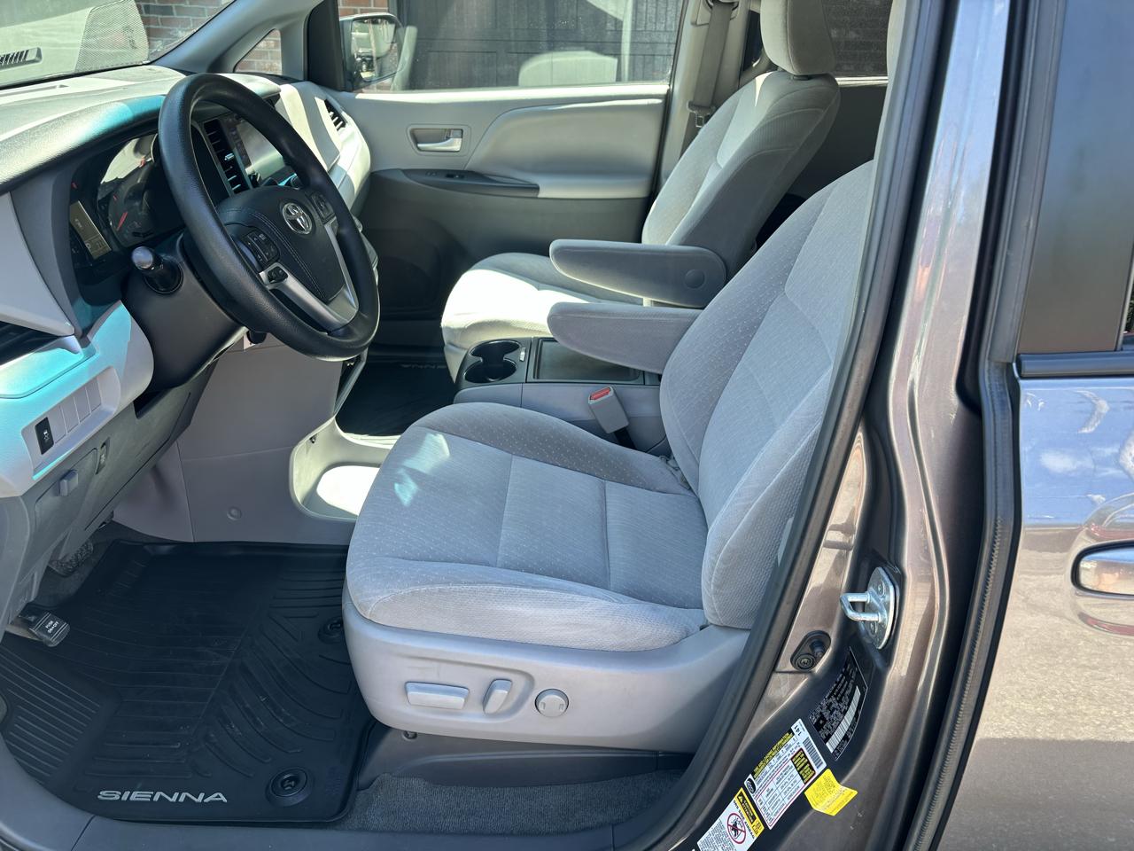 Toyota Sienna LE 7-Passenger AWD 2017