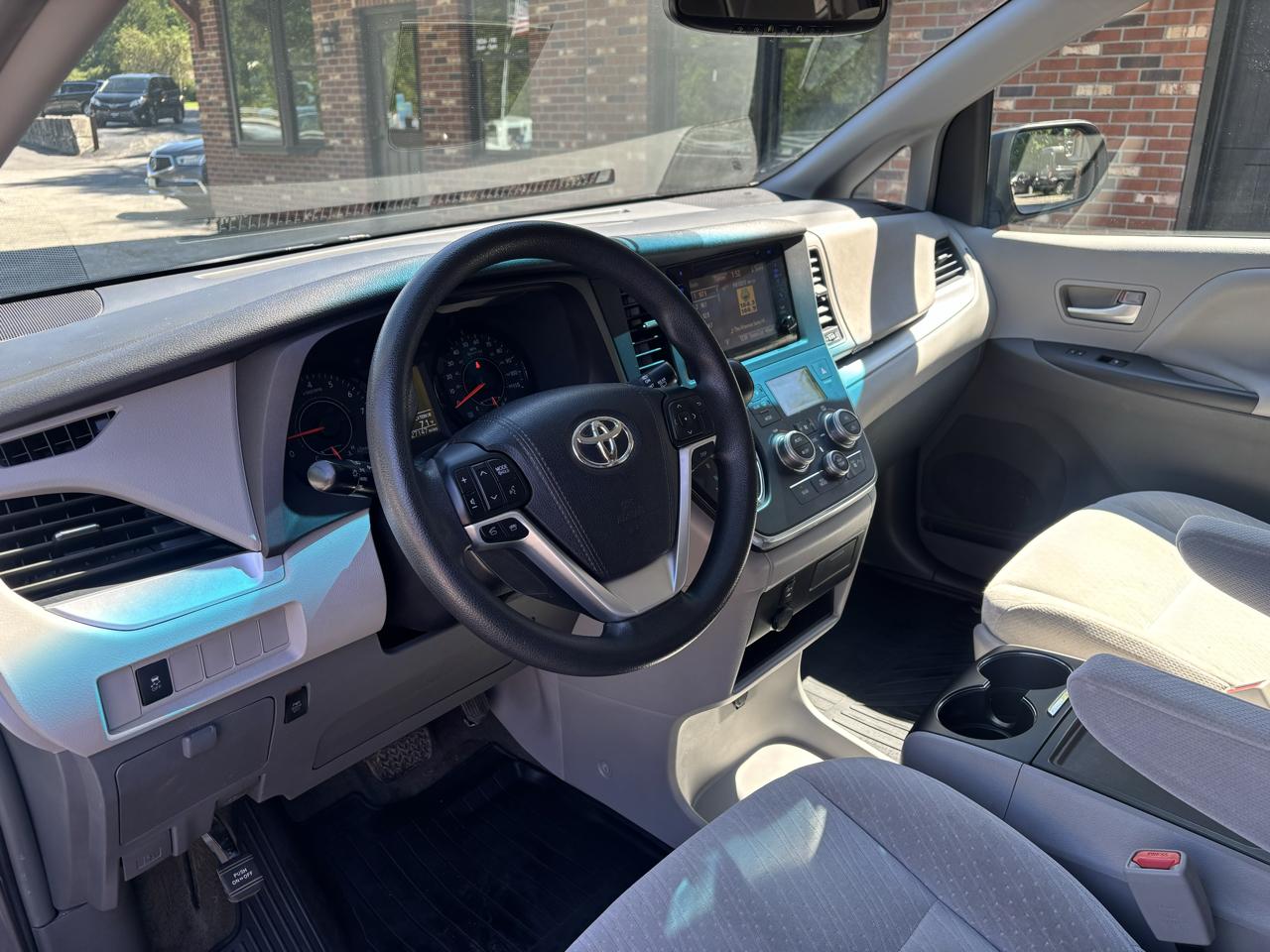 Toyota Sienna LE 7-Passenger AWD 2017