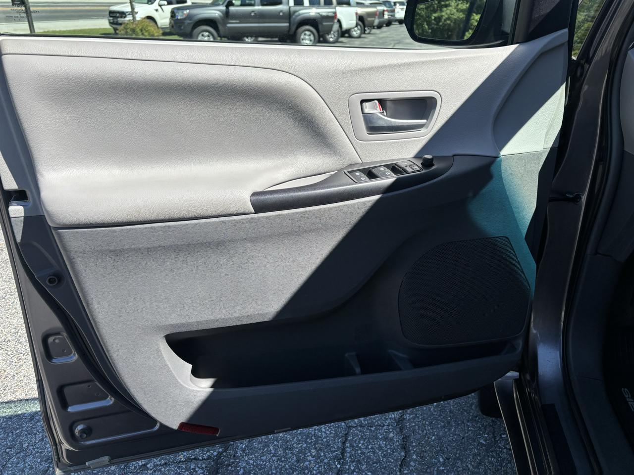 Toyota Sienna LE 7-Passenger AWD 2017