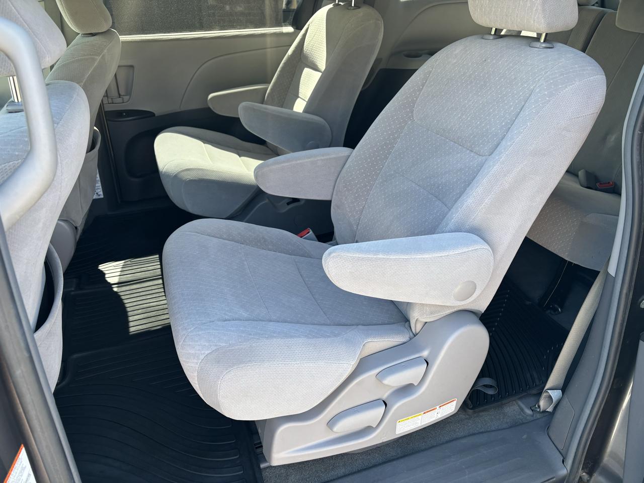 Toyota Sienna LE 7-Passenger AWD 2017