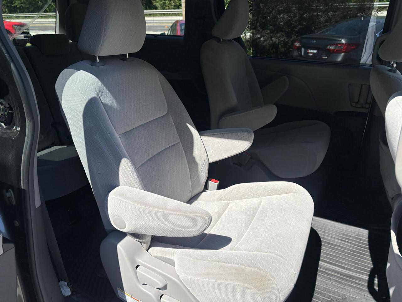 Toyota Sienna LE 7-Passenger AWD 2017