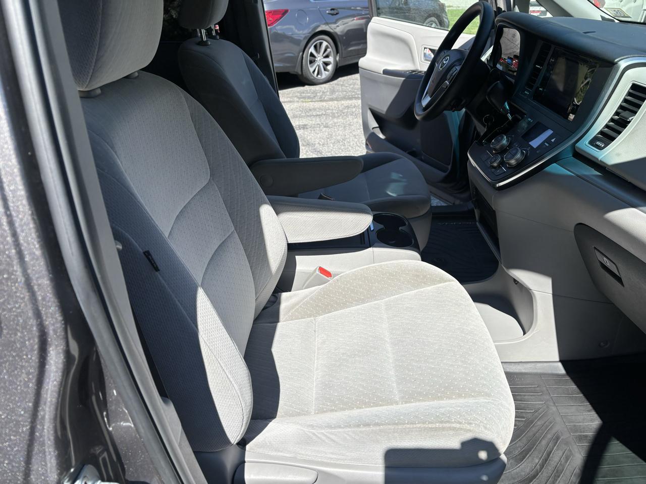 Toyota Sienna LE 7-Passenger AWD 2017