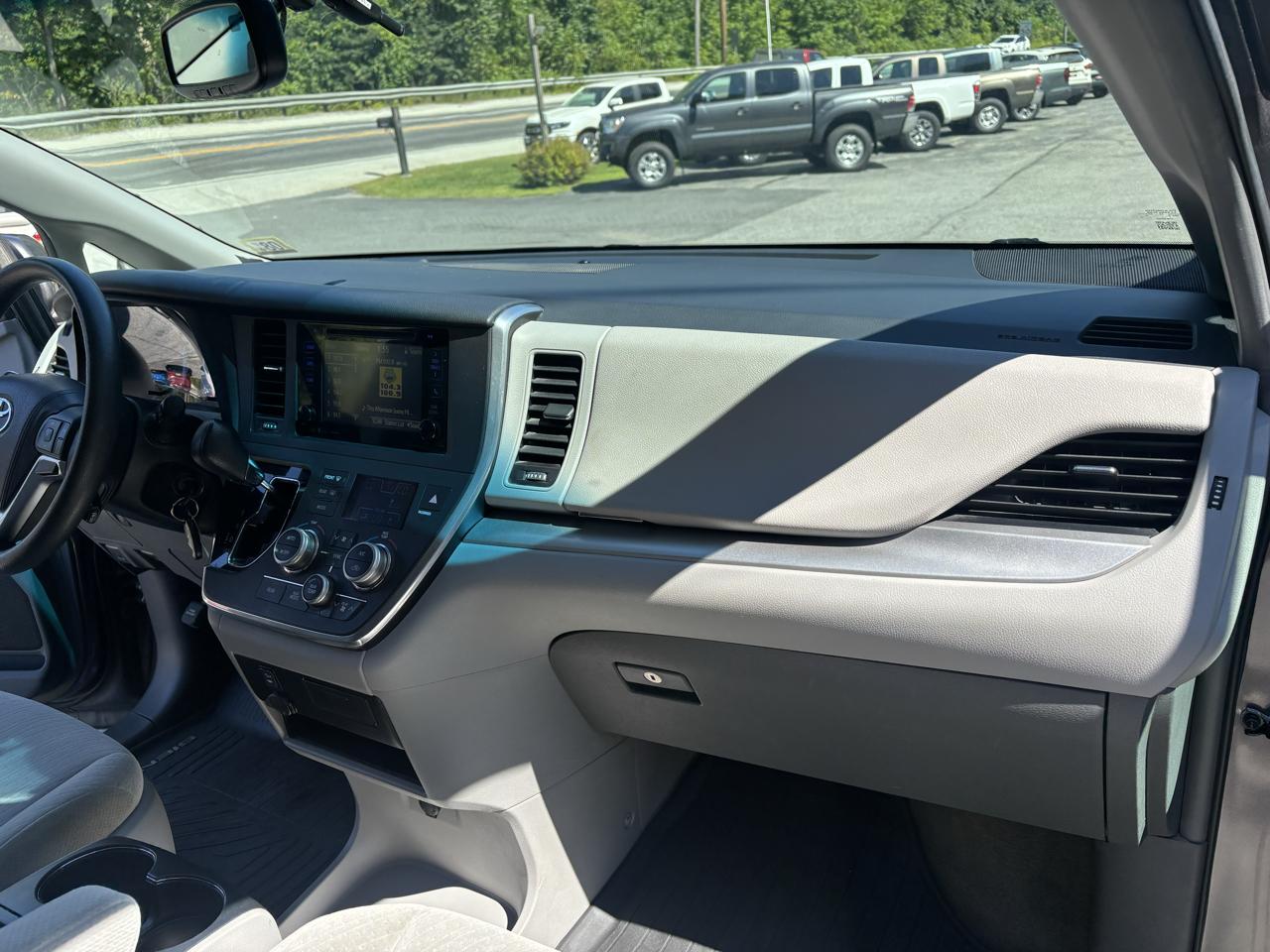 Toyota Sienna LE 7-Passenger AWD 2017