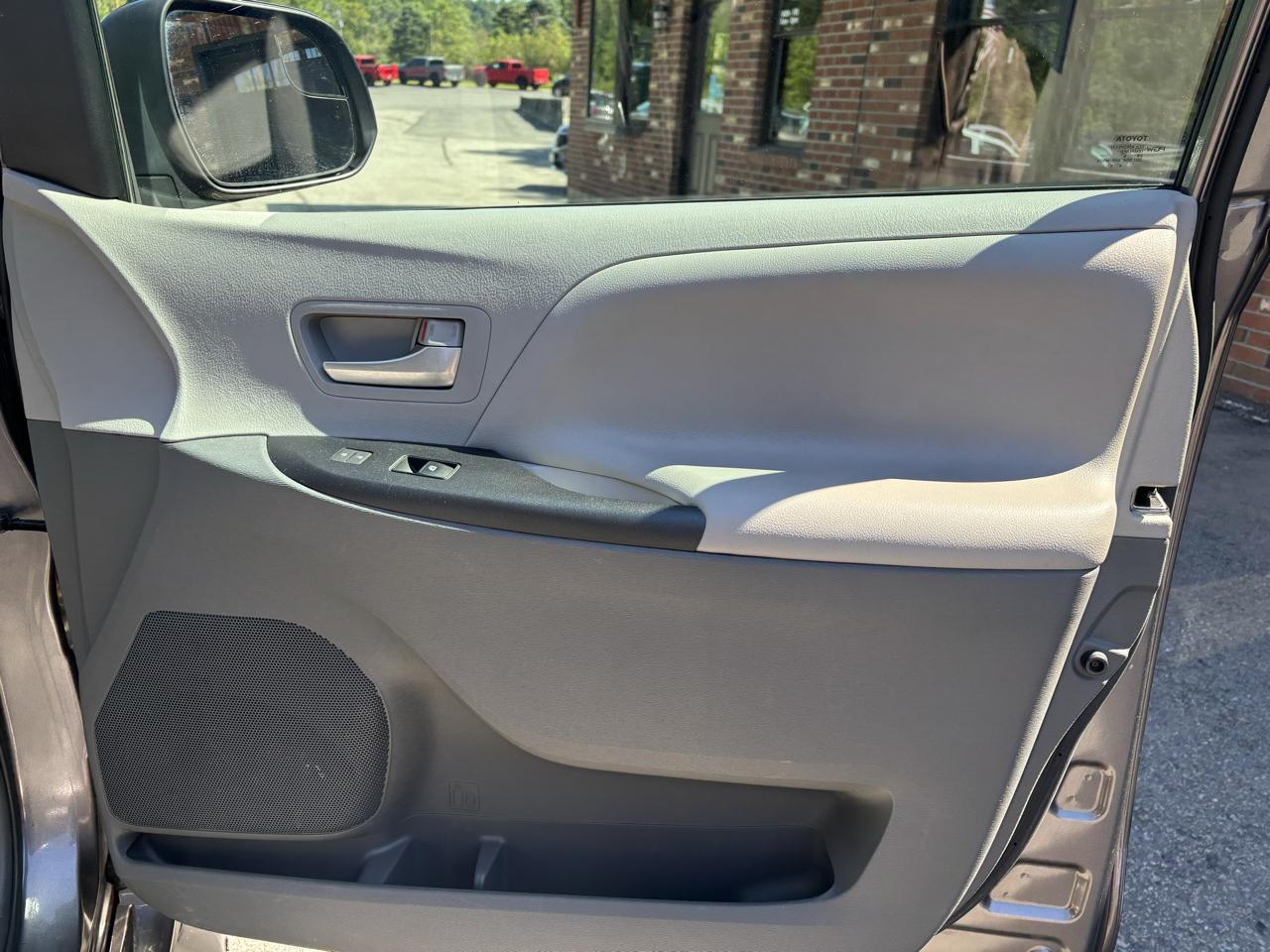 Toyota Sienna LE 7-Passenger AWD 2017