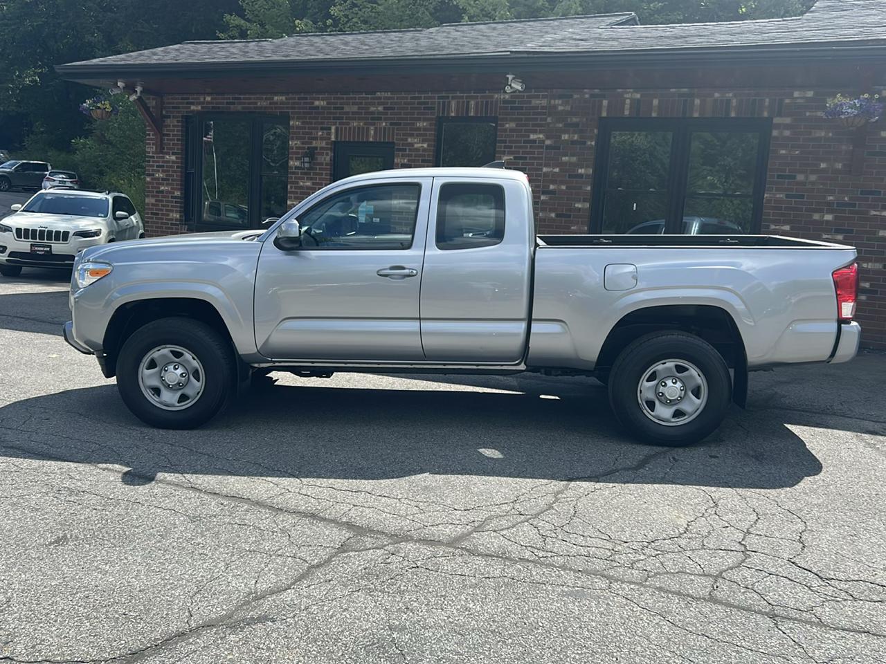 Toyota Tacoma SR Access Cab 6' Bed I4 4x4 AT (Natl) 2017