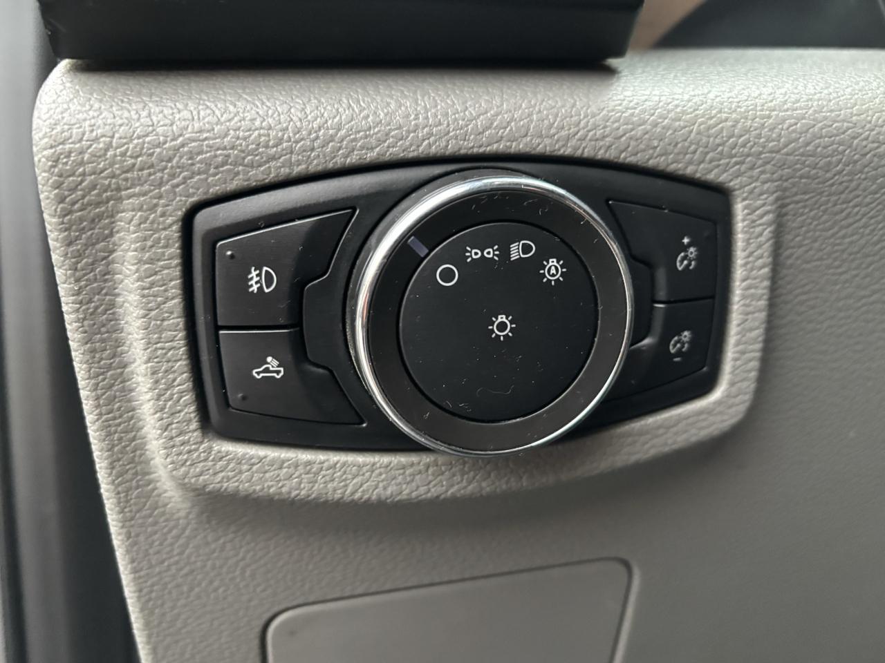 Ford F-150 4WD SuperCrew 145" STX 2017