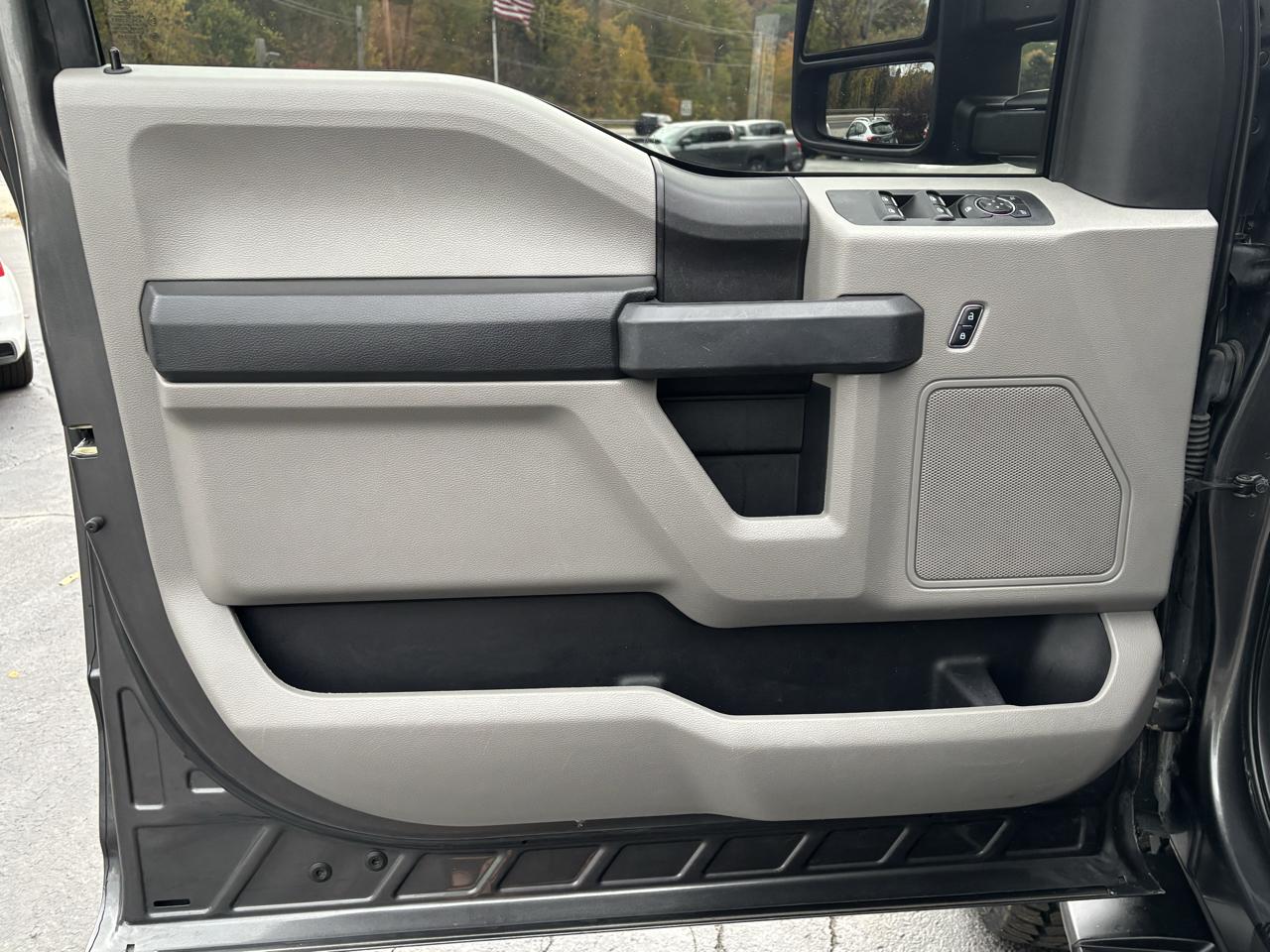 Ford F-150 4WD SuperCrew 145" STX 2017
