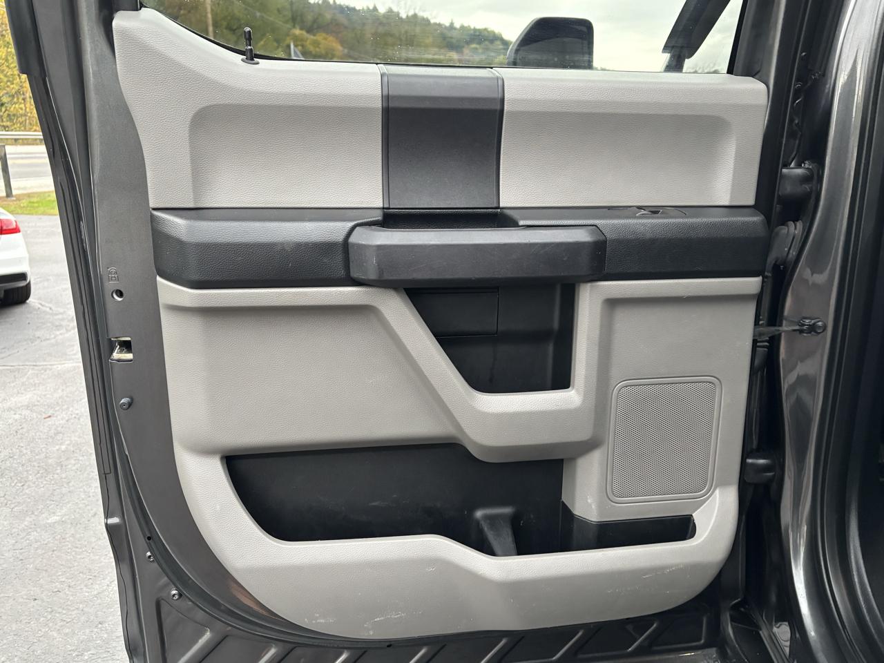 Ford F-150 4WD SuperCrew 145" STX 2017