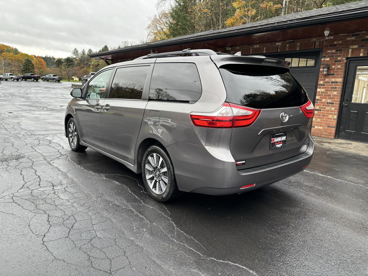 Toyota Sienna XLE 7-Passenger AWD 2019