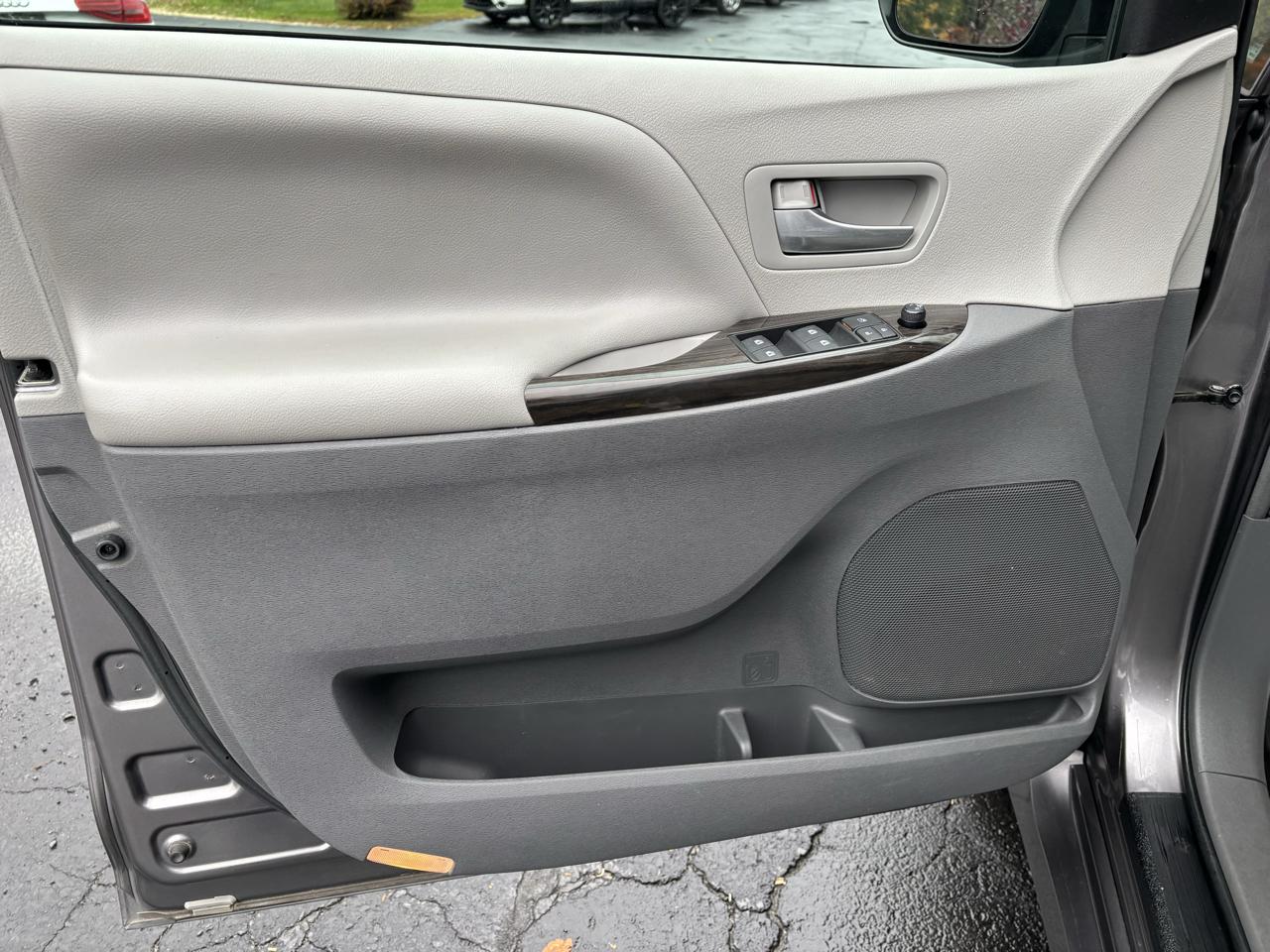 Toyota Sienna XLE 7-Passenger AWD 2019