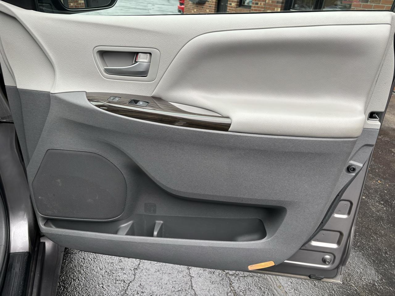 Toyota Sienna XLE 7-Passenger AWD 2019