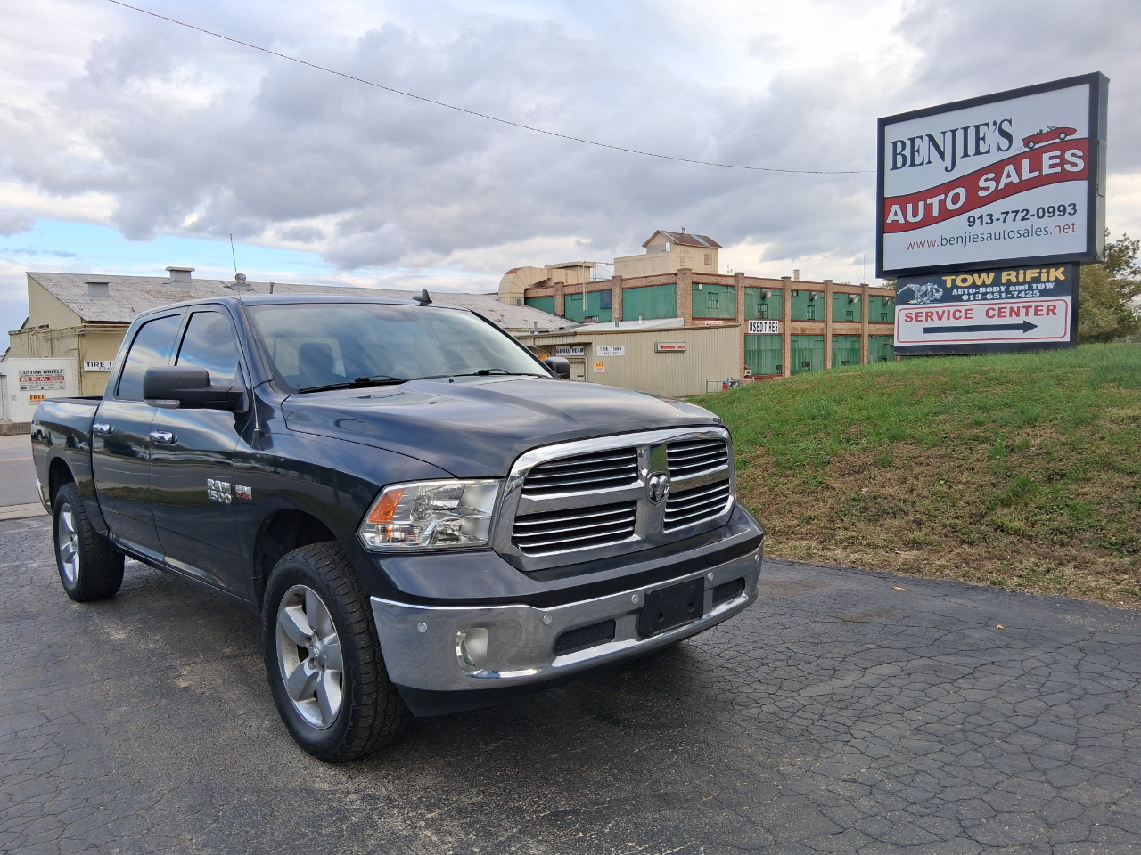 2016 RAM 1500 SLT Crew Cab SWB 4WD
