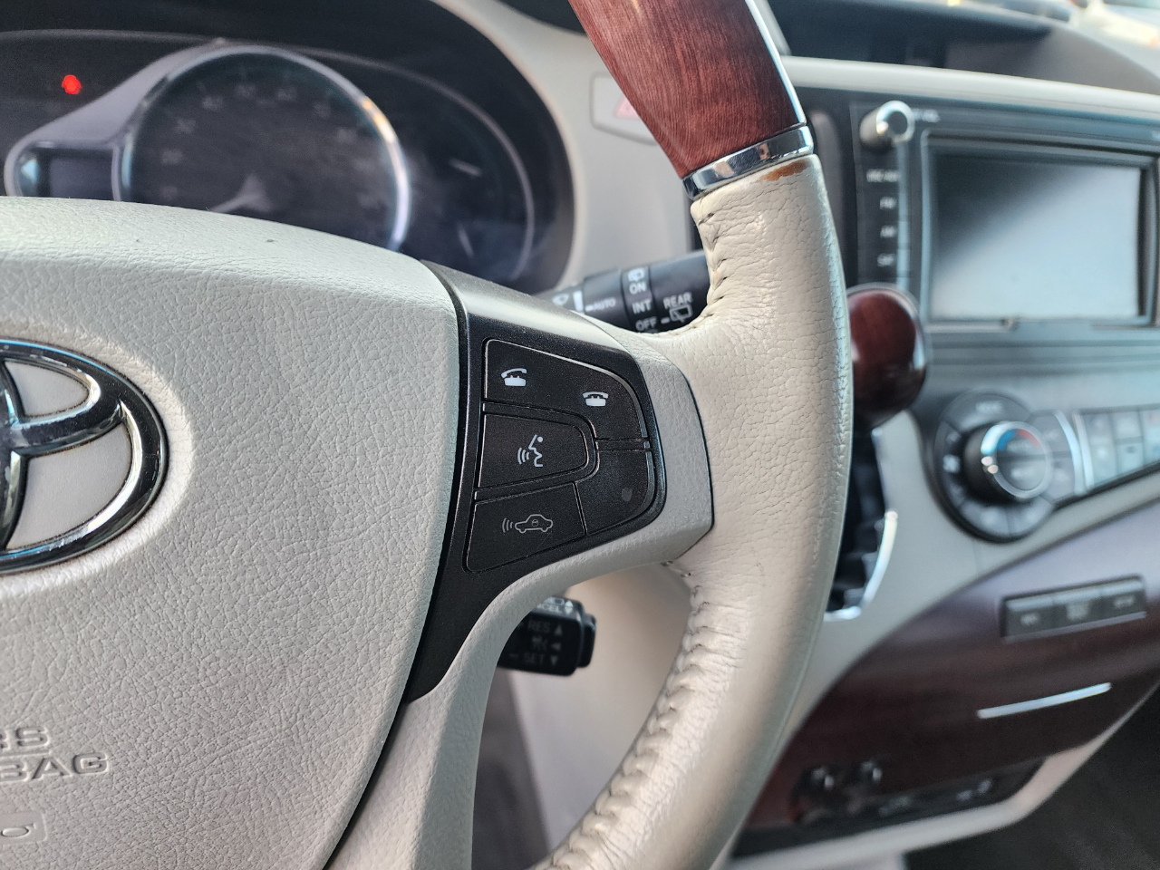 Toyota Sienna XLE FWD 8-Passenger V6 2014