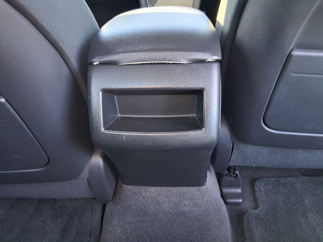 Toyota Camry Base 6-Spd AT 2011