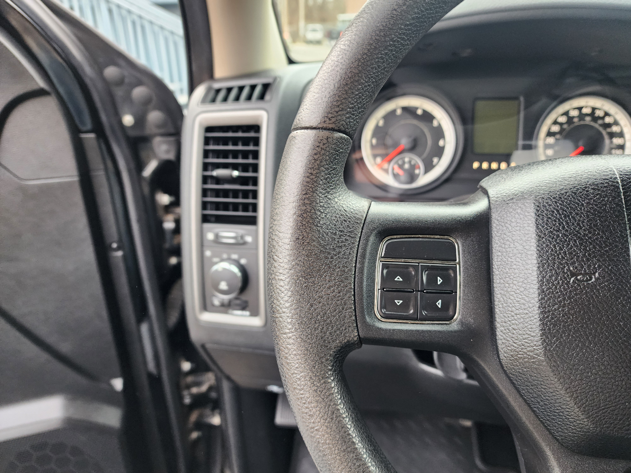 RAM 1500 Tradesman Crew Cab SWB 4WD 2013