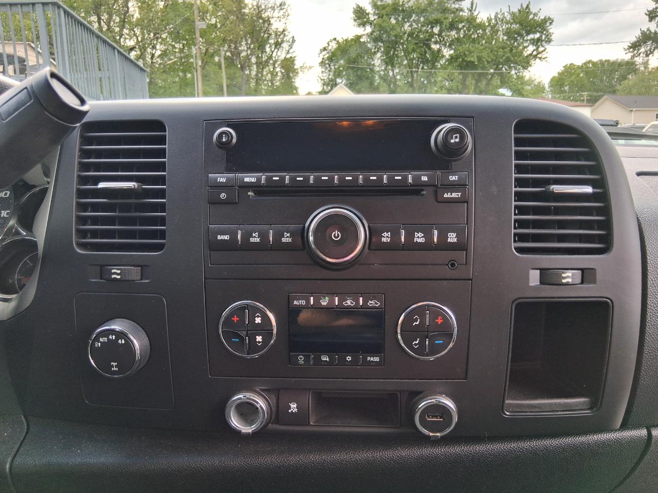 Chevrolet Silverado 1500 LT Crew Cab 4WD 2011
