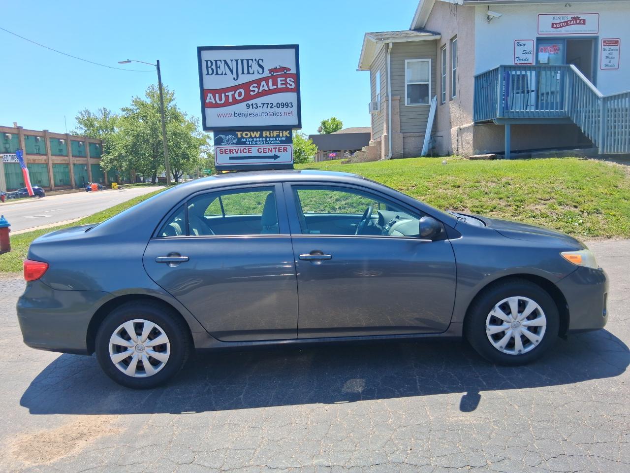 Toyota Corolla S 5-Speed MT 2012