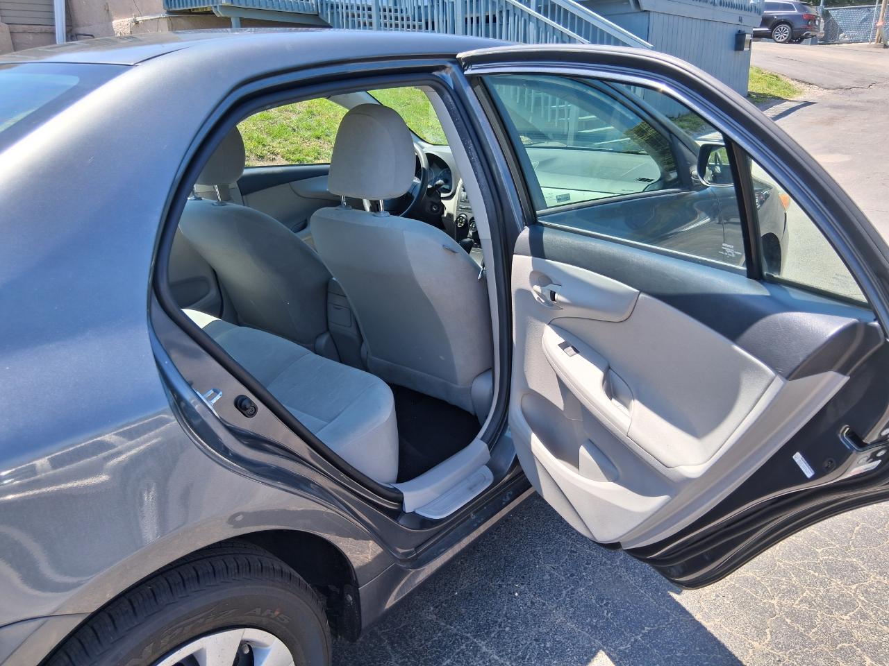 Toyota Corolla S 5-Speed MT 2012
