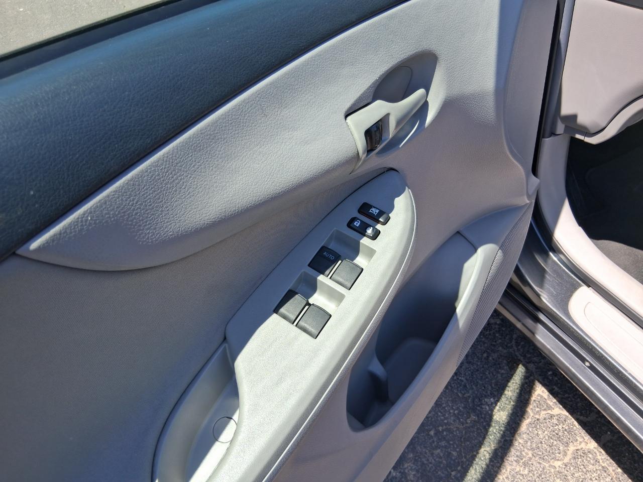 Toyota Corolla S 5-Speed MT 2012