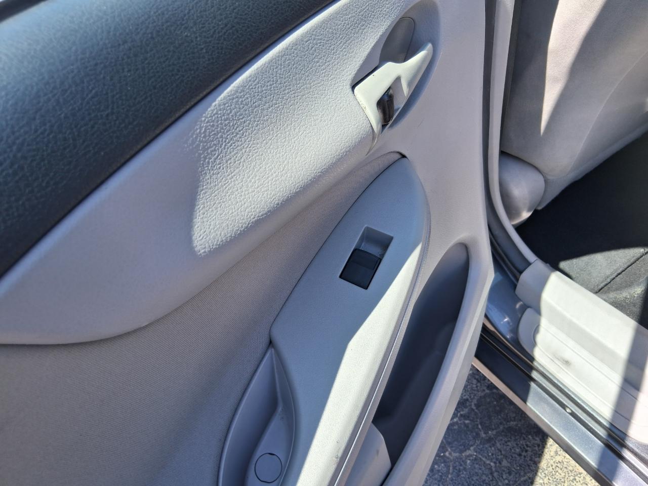 Toyota Corolla S 5-Speed MT 2012