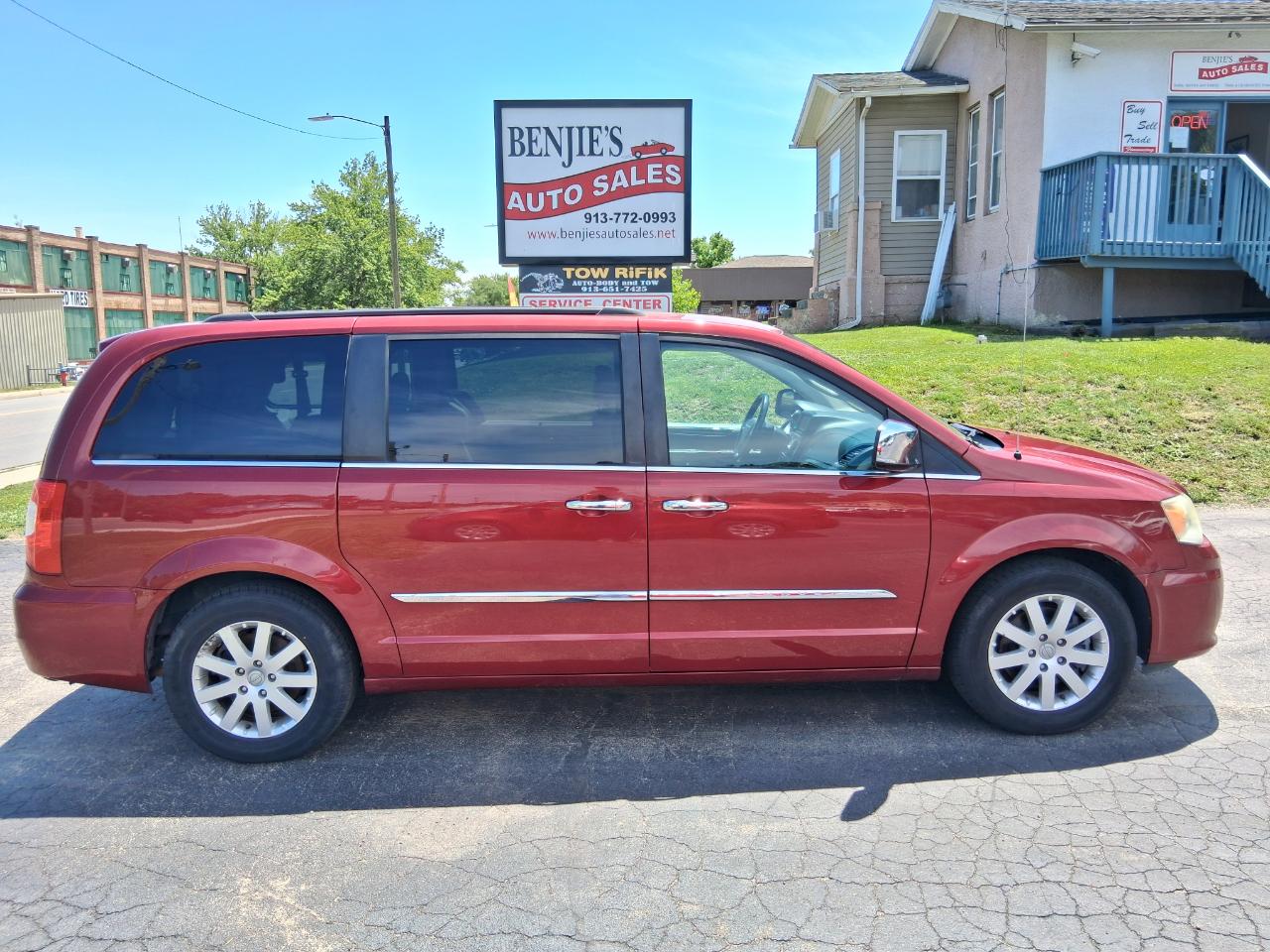 Chrysler Town & Country Touring-L 2012