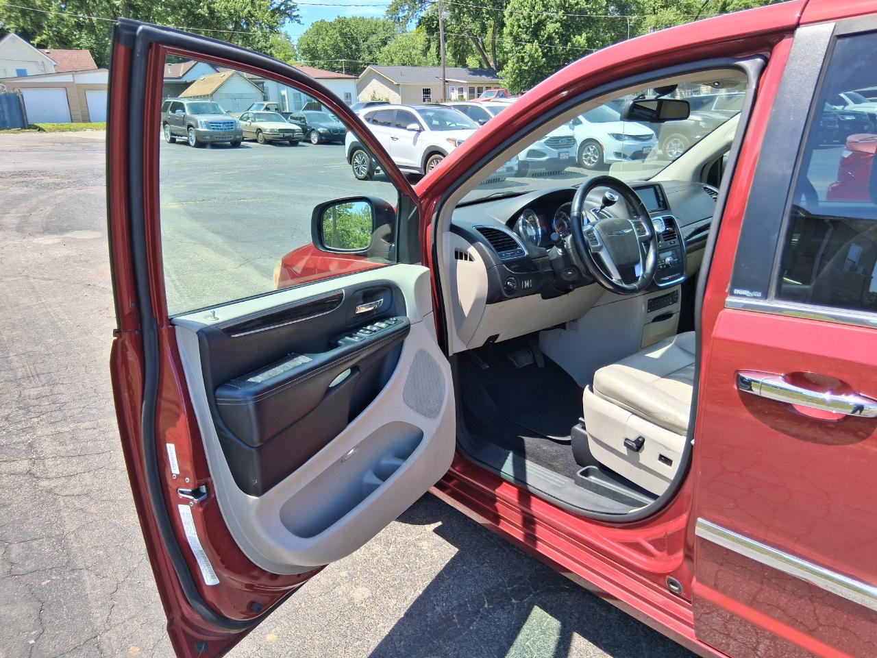 Chrysler Town & Country Touring-L 2012