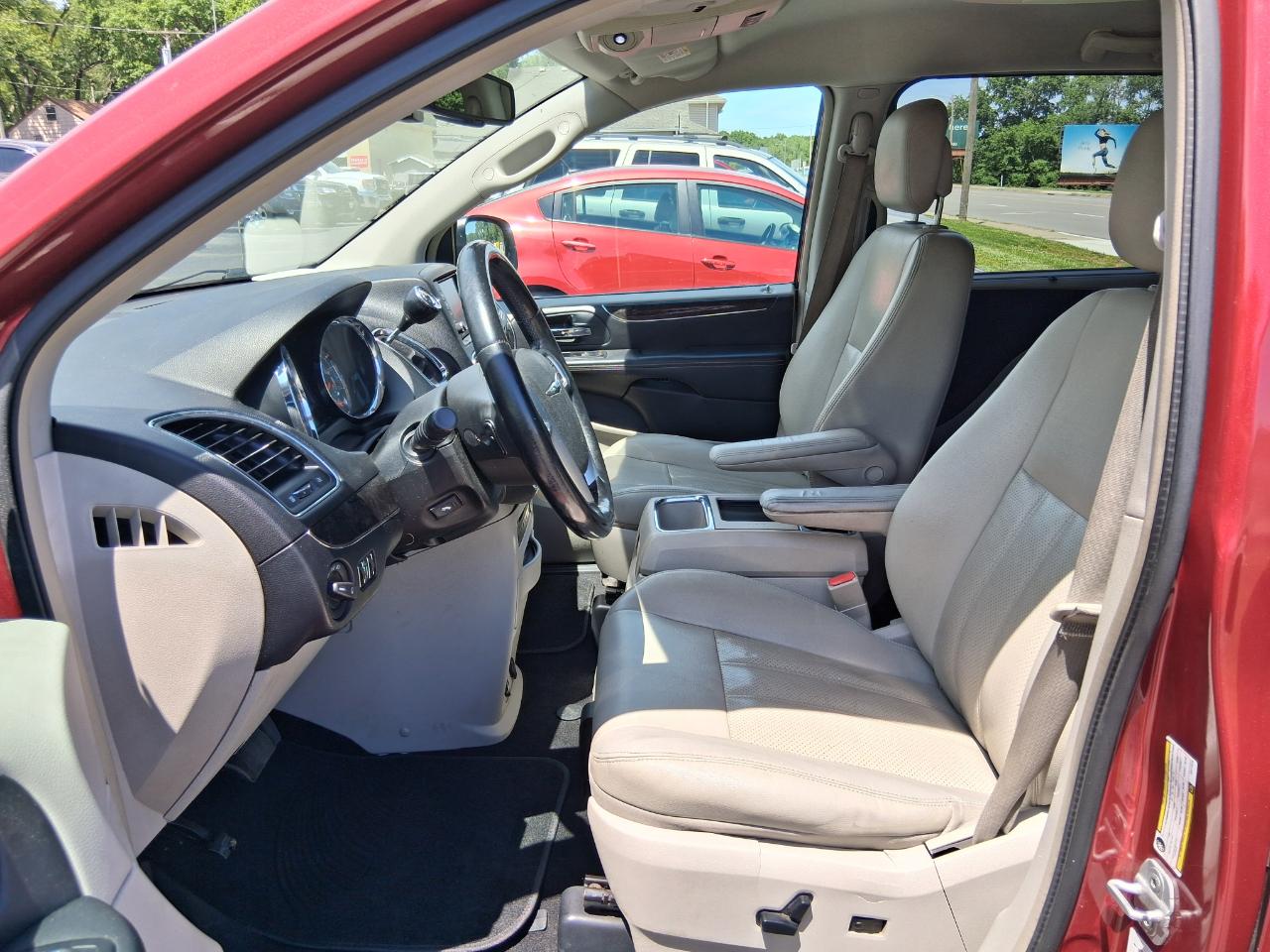 Chrysler Town & Country Touring-L 2012