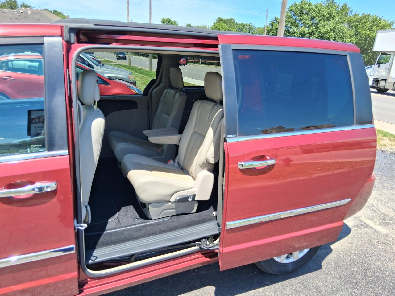 Chrysler Town & Country Touring-L 2012