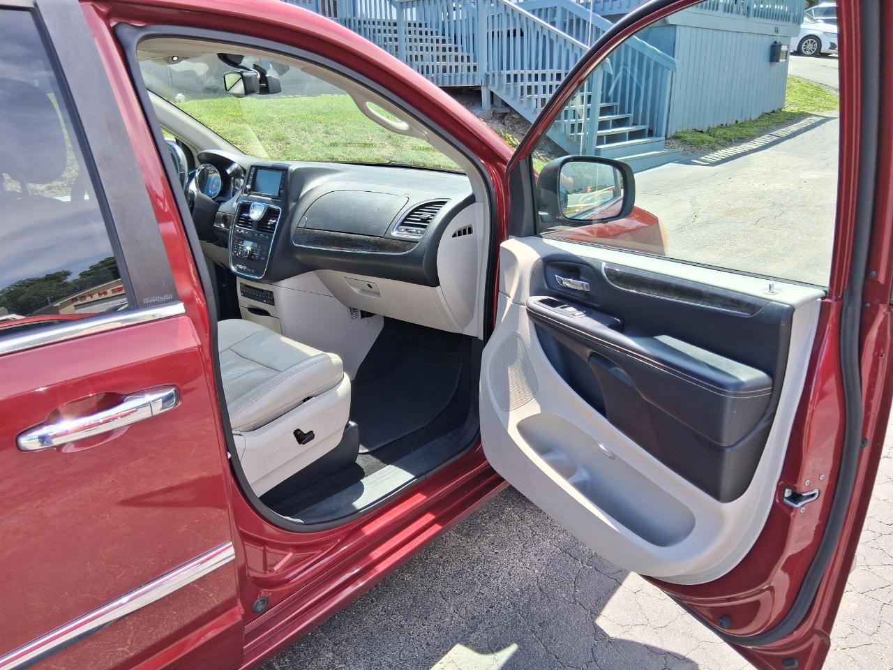 Chrysler Town & Country Touring-L 2012
