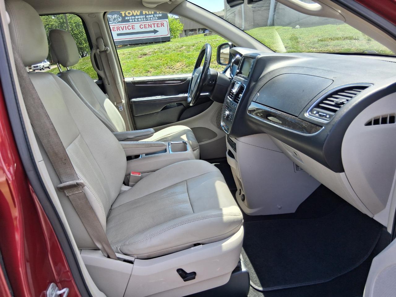 Chrysler Town & Country Touring-L 2012