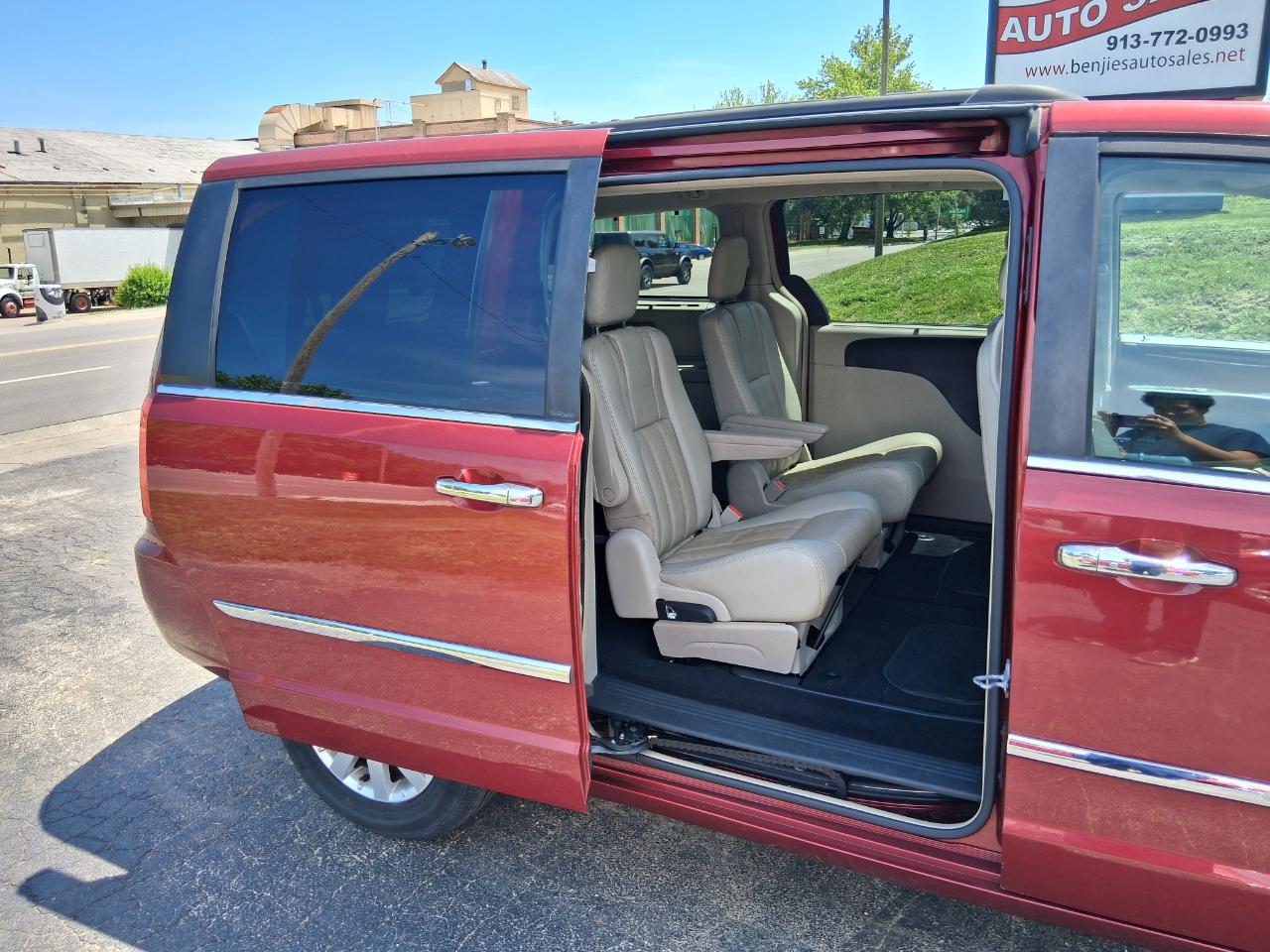 Chrysler Town & Country Touring-L 2012
