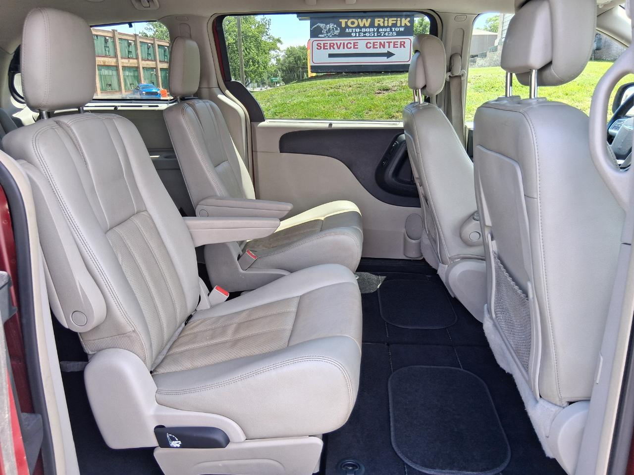 Chrysler Town & Country Touring-L 2012