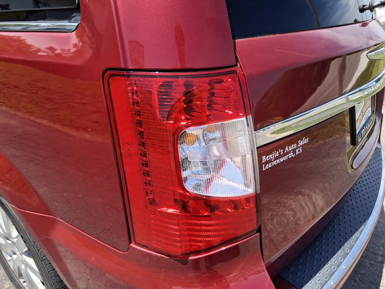 Chrysler Town & Country Touring-L 2012