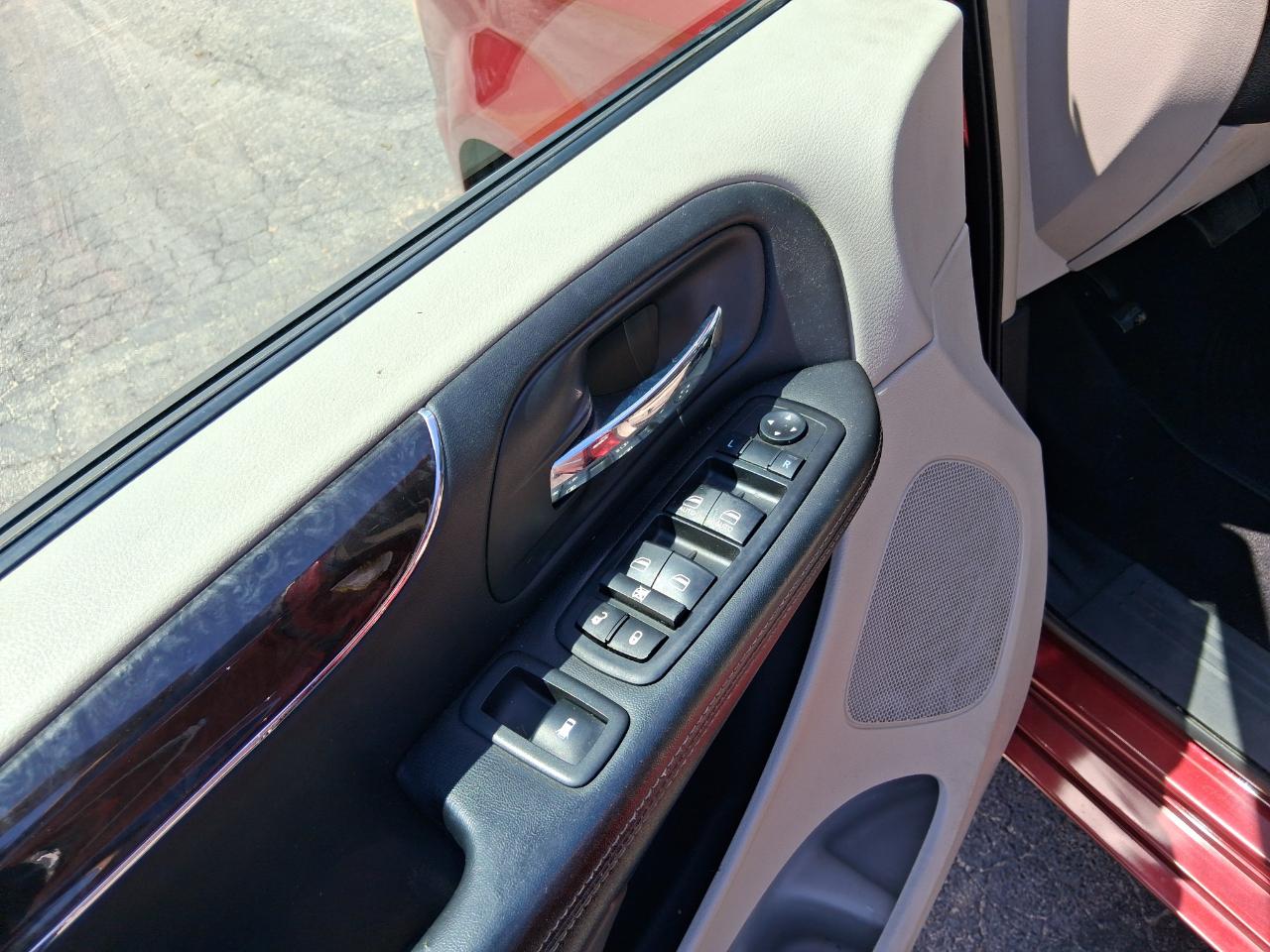 Chrysler Town & Country Touring-L 2012
