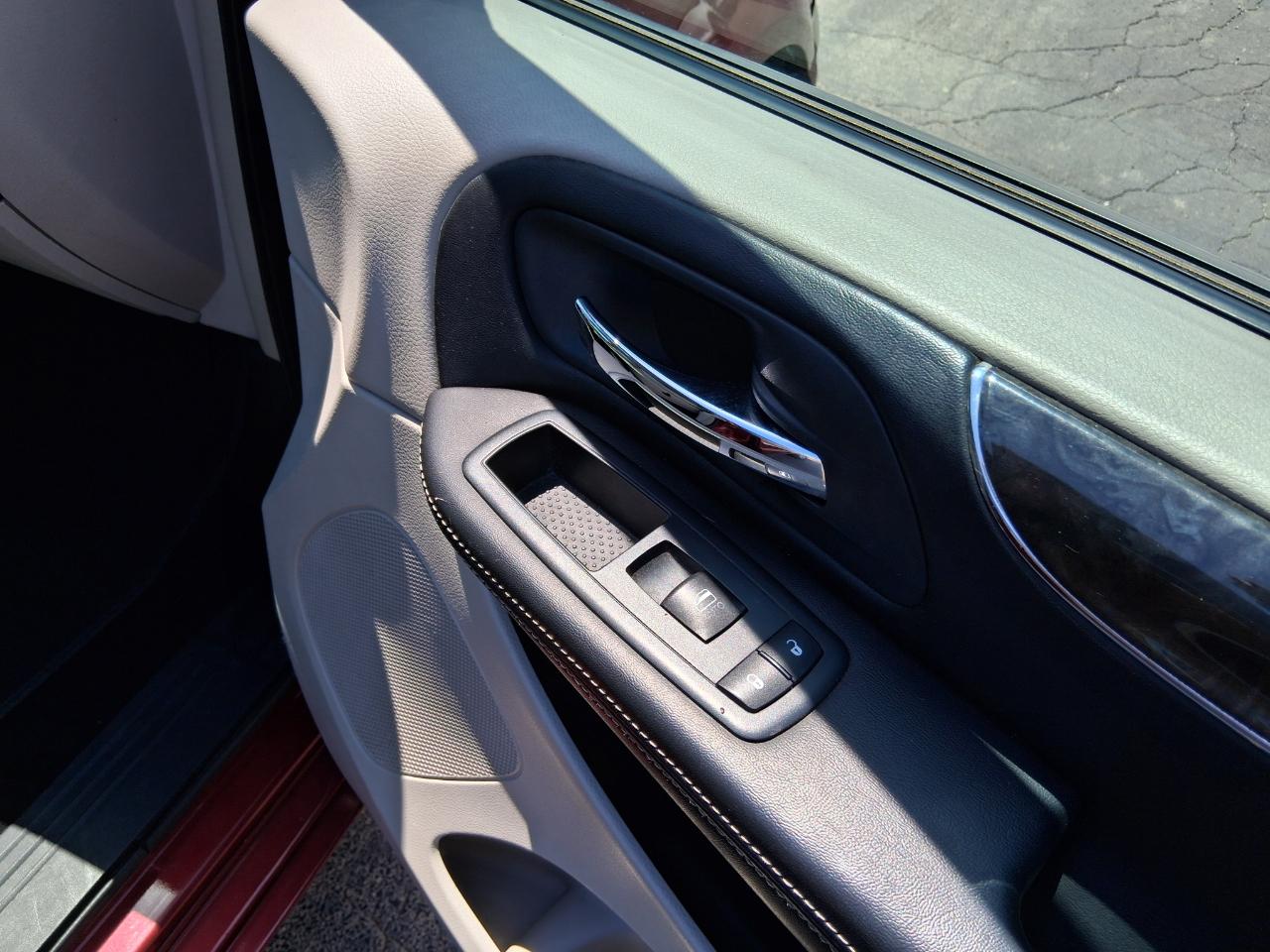 Chrysler Town & Country Touring-L 2012