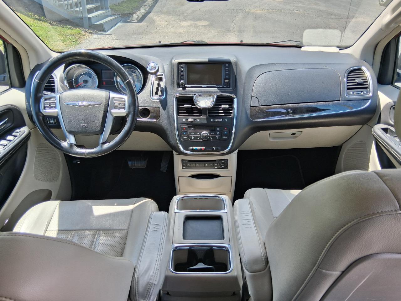 Chrysler Town & Country Touring-L 2012