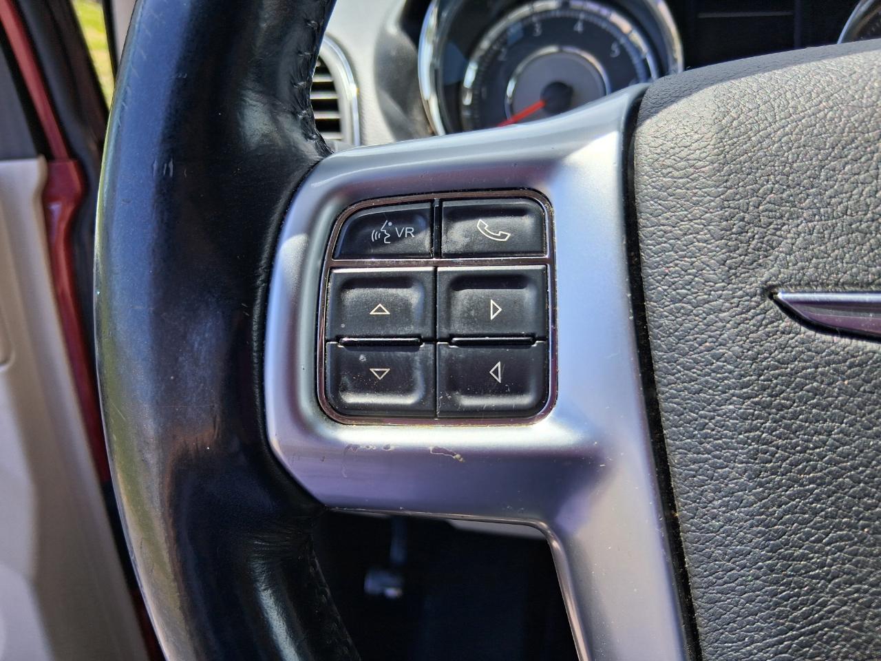 Chrysler Town & Country Touring-L 2012