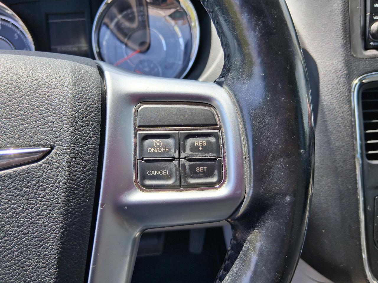 Chrysler Town & Country Touring-L 2012