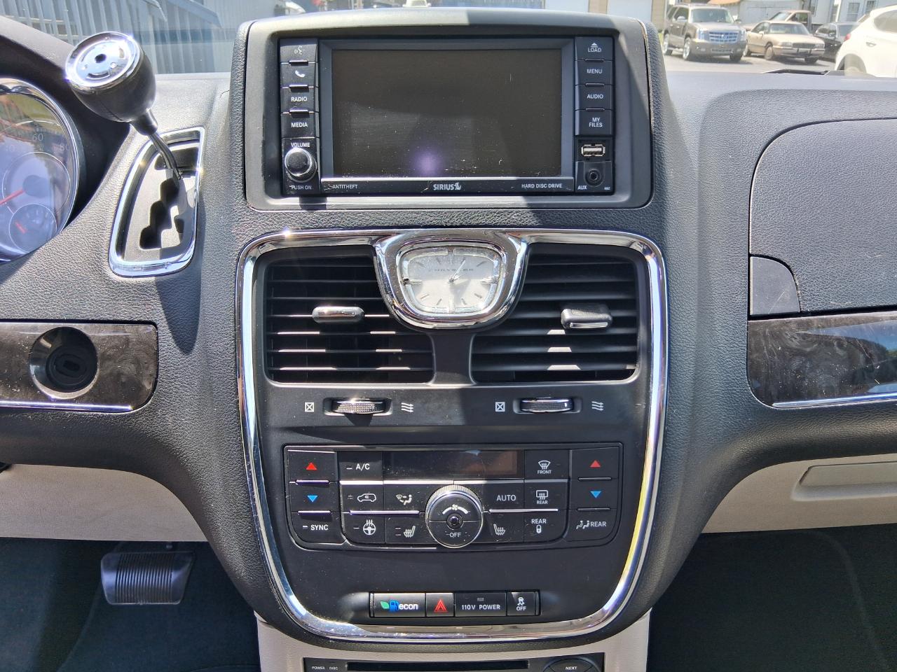 Chrysler Town & Country Touring-L 2012