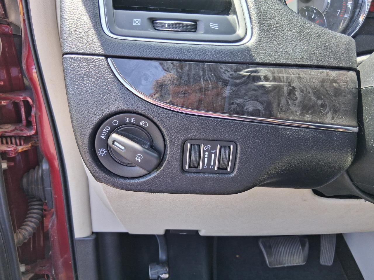 Chrysler Town & Country Touring-L 2012