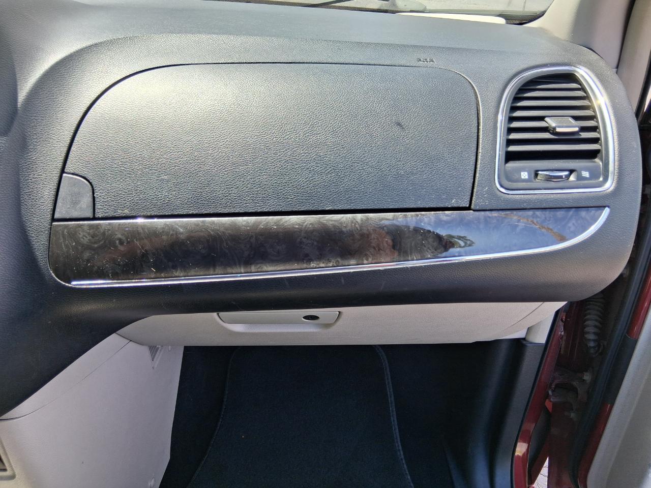 Chrysler Town & Country Touring-L 2012