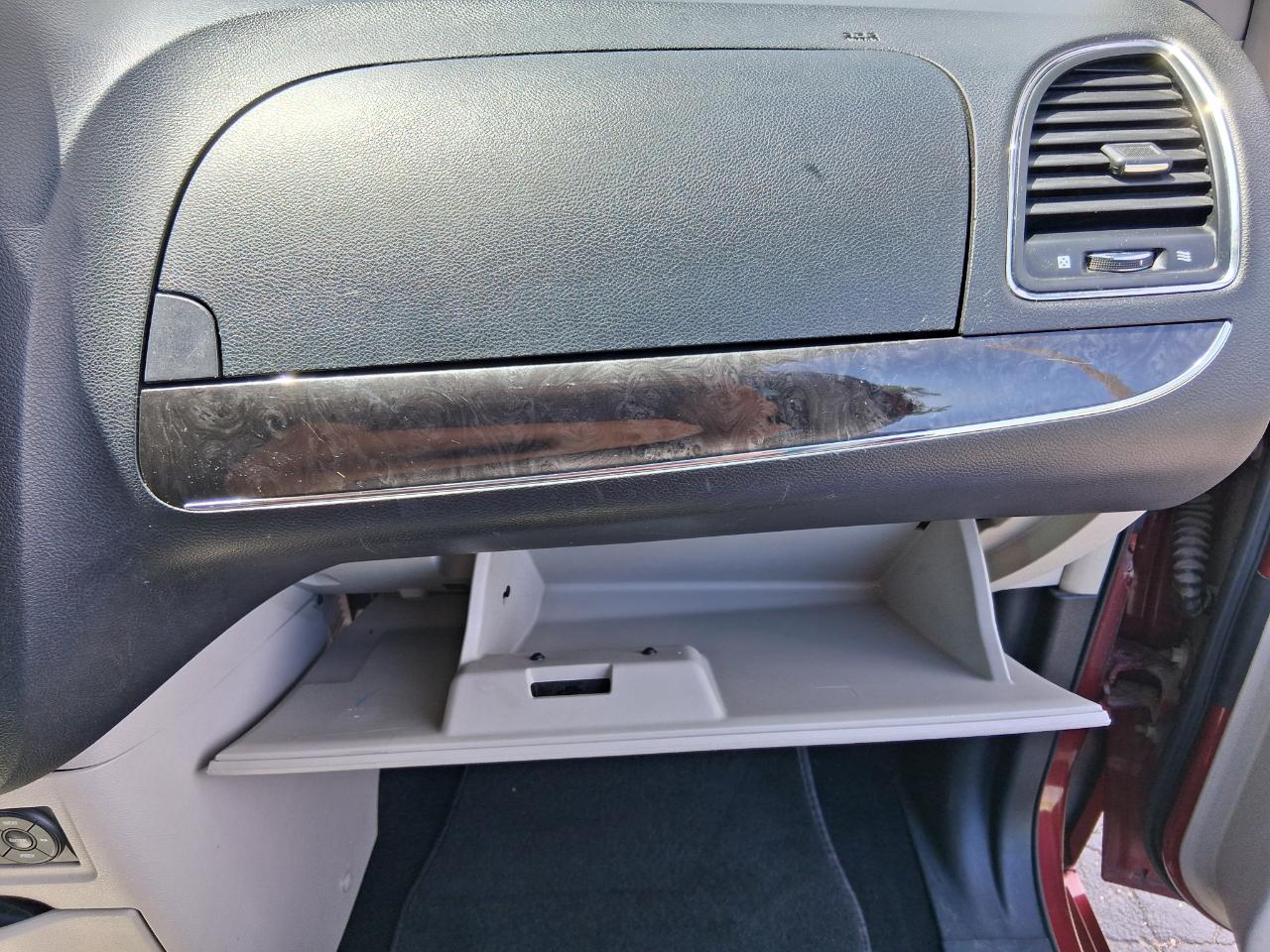 Chrysler Town & Country Touring-L 2012