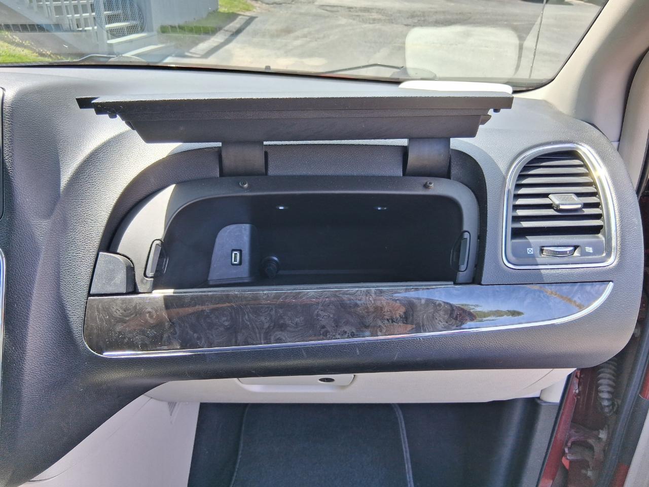 Chrysler Town & Country Touring-L 2012