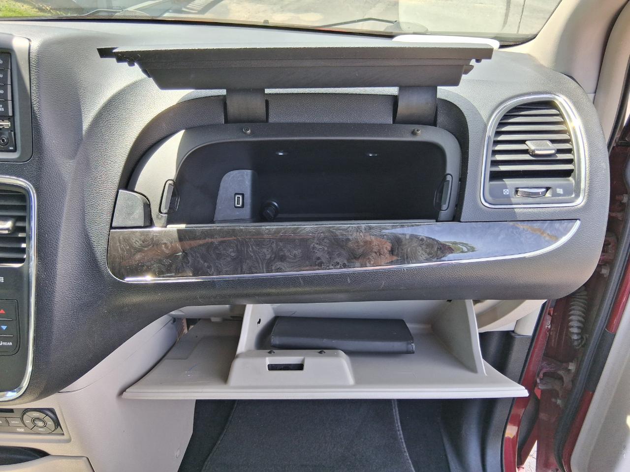 Chrysler Town & Country Touring-L 2012