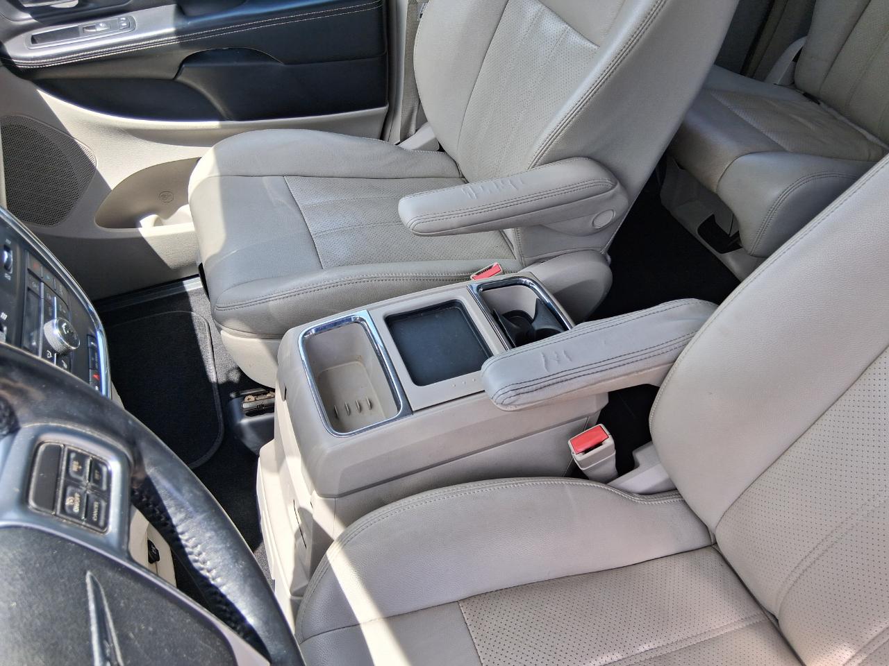 Chrysler Town & Country Touring-L 2012